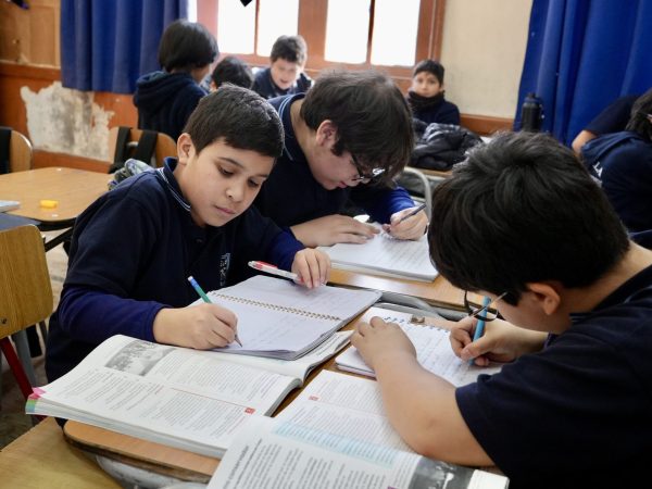 Estudiantes trabajando en la sala de clases