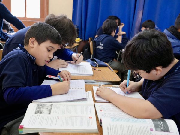 Estudiantes trabajando en la sala de clases