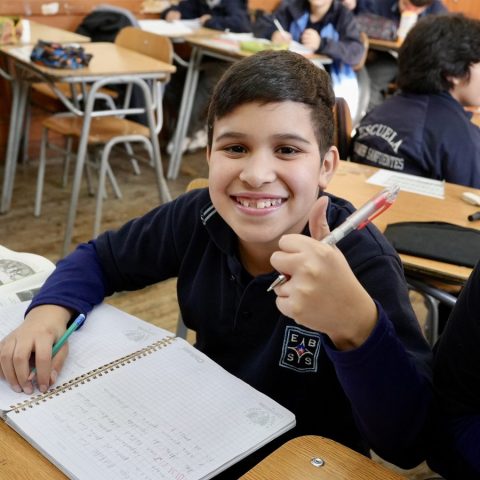Estudiante trabajando en su cuaderno durante la clase