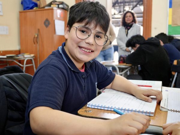 Estudiantes trabajando en la sala de clases