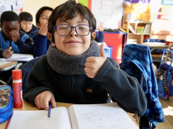 Estudiantes trabajando en la sala de clases