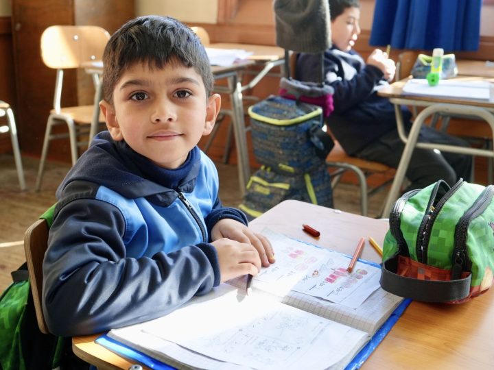 Estudiante resolviendo ejercicios en su cuaderno