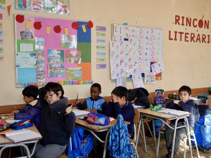 Sala de clases con el mural del Rincón Literario al fondo
