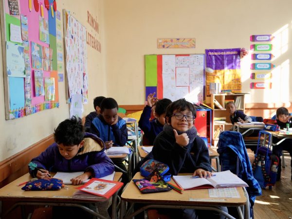 Estudiantes trabajando en la sala de clases