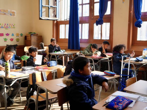Estudiantes trabajando en la sala de clases