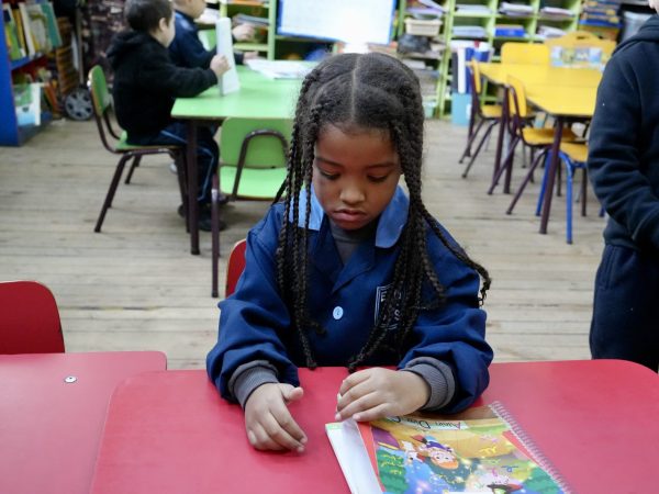 Niños de educación inicial en actividades de aula