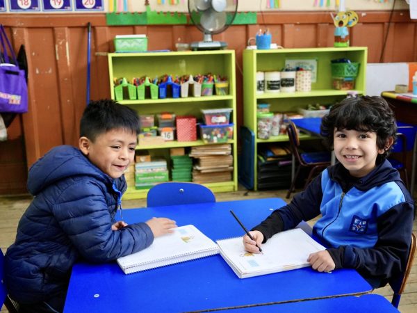 Estudiantes trabajando en la sala de clases