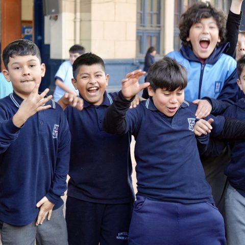 Grupo de estudiantes en el patio durante el recreo