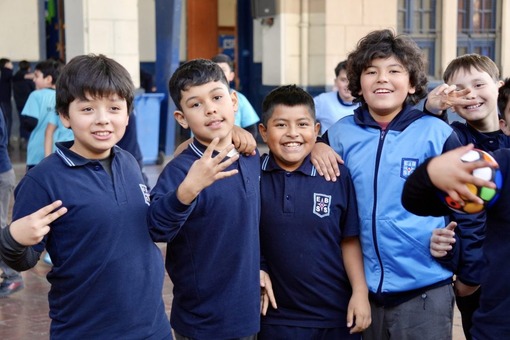 Grupo de estudiantes en el patio durante el recreo