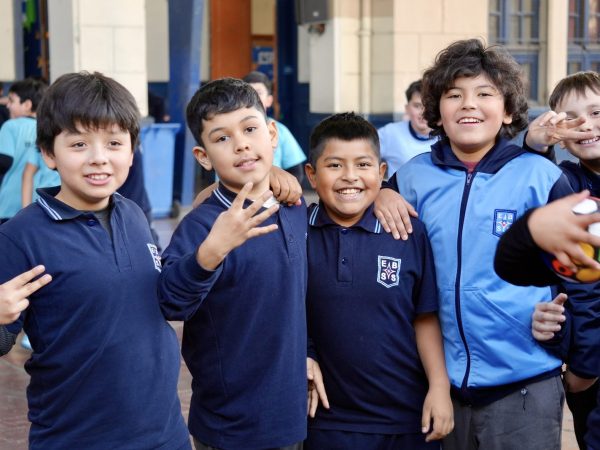 Grupo de estudiantes en el patio durante el recreo