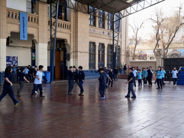 Estudiantes de la escuela reunidos durante una actividad de la comunidad