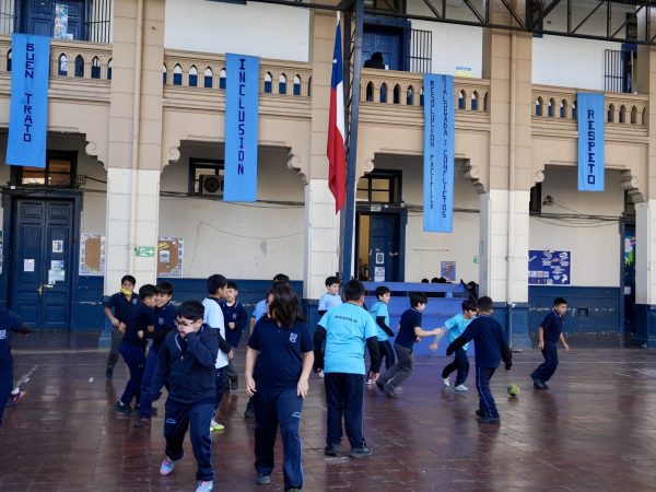 Estudiantes de la escuela reunidos durante una actividad de la comunidad