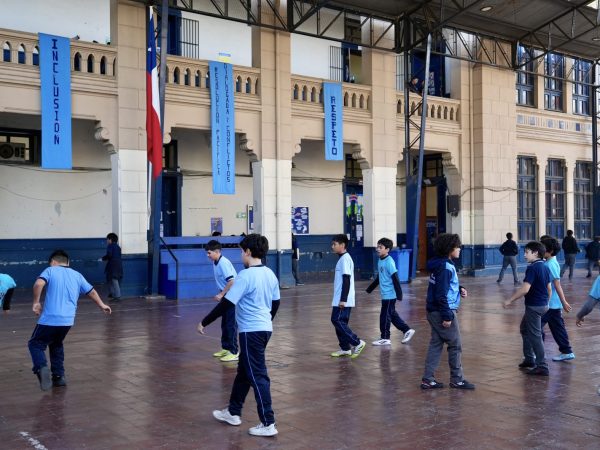 Estudiantes de la escuela reunidos durante una actividad de la comunidad