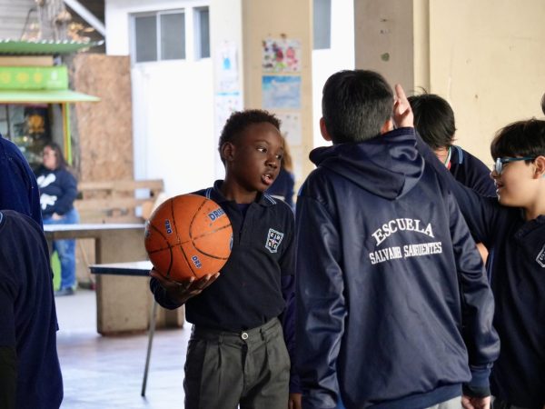 Estudiantes durante una actividad deportiva en la escuela