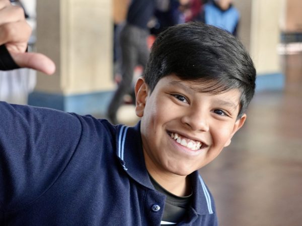 Estudiantes durante una actividad deportiva en la escuela
