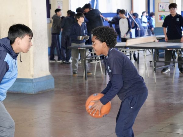 Estudiantes durante una actividad deportiva en la escuela