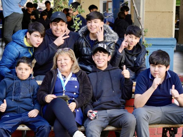 Estudiantes de la escuela reunidos durante una actividad de la comunidad