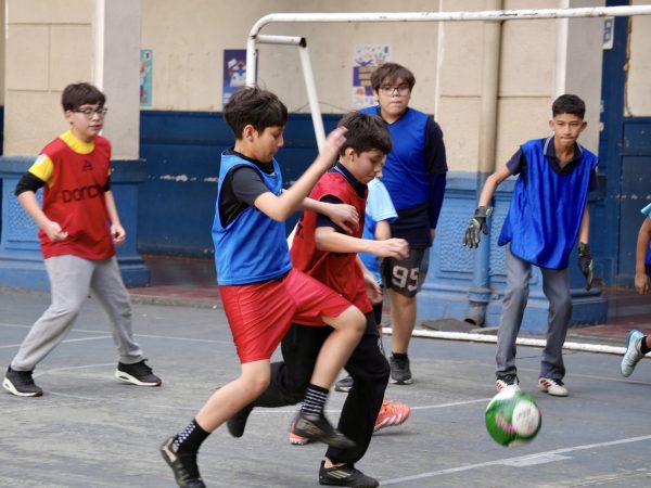 Estudiantes durante una actividad deportiva en la escuela