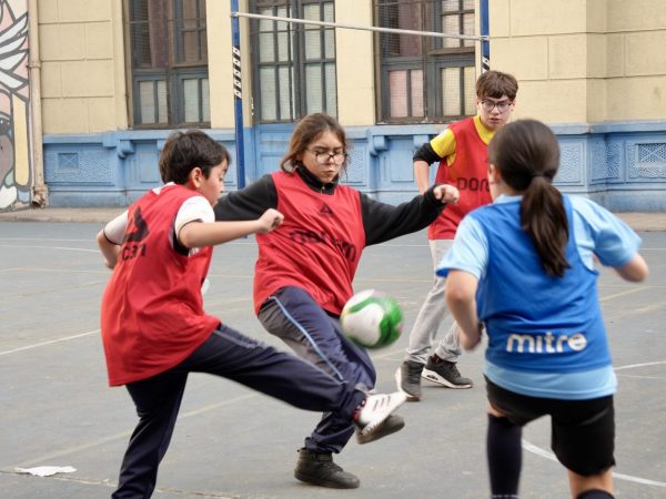 Estudiantes durante una actividad deportiva en la escuela