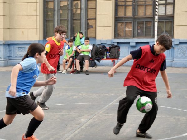 Estudiantes durante una actividad deportiva en la escuela