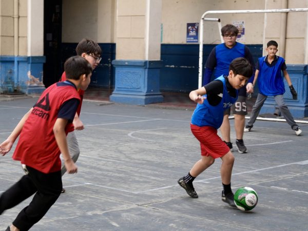 Estudiantes durante una actividad deportiva en la escuela