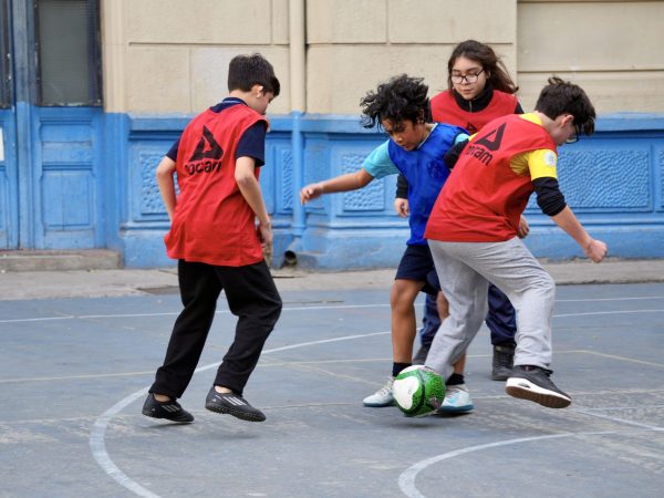 Estudiantes durante una actividad deportiva en la escuela