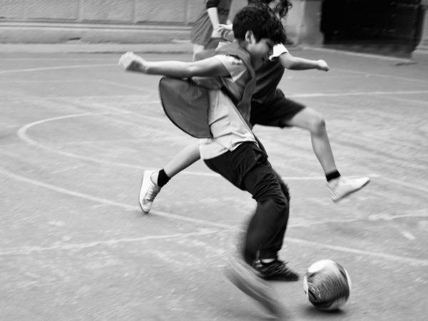 Estudiantes durante una actividad deportiva en la escuela