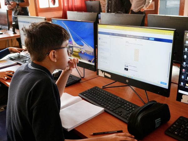 Estudiantes trabajando con computadores en la sala de computación