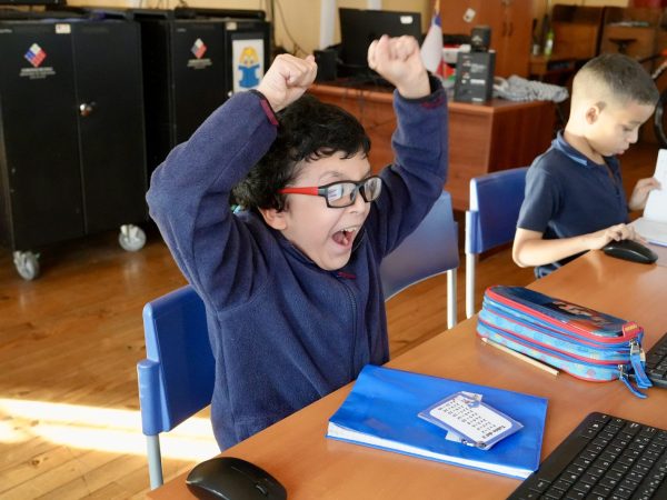 Estudiantes trabajando con computadores en la sala de computación