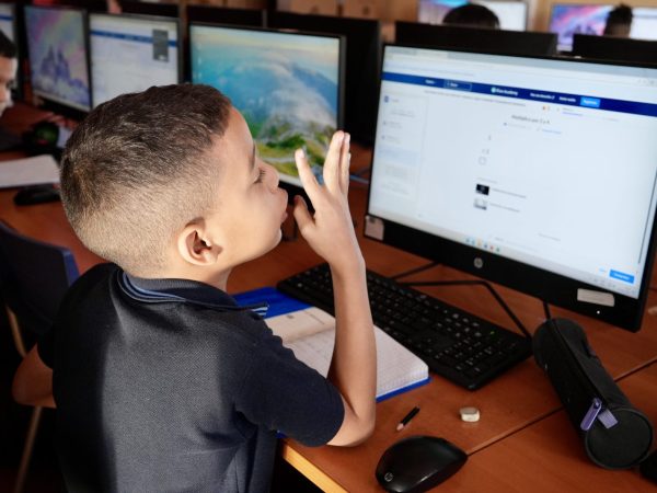 Estudiantes trabajando con computadores en la sala de computación
