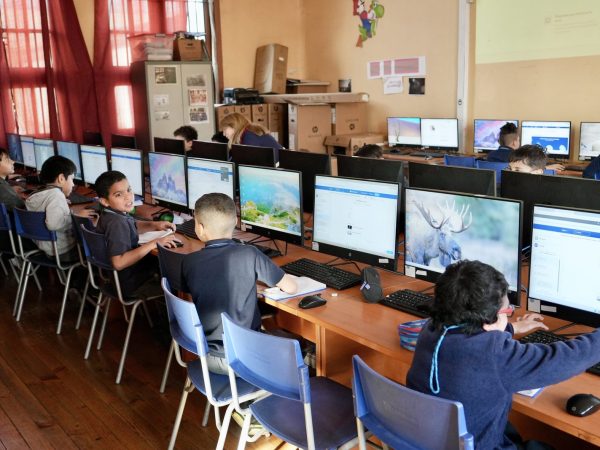 Estudiantes trabajando con computadores en la sala de computación