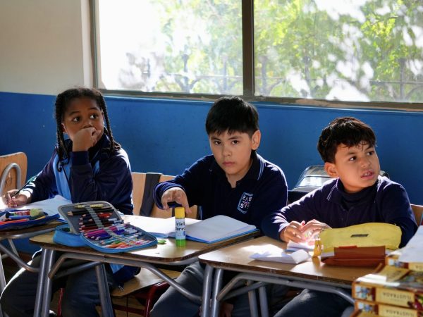 Estudiantes trabajando en la sala de clases