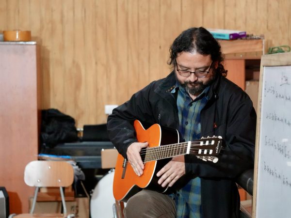 Estudiantes en una actividad de música o expresión artística