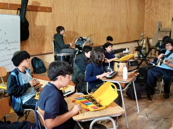 Estudiantes en una actividad de música o expresión artística