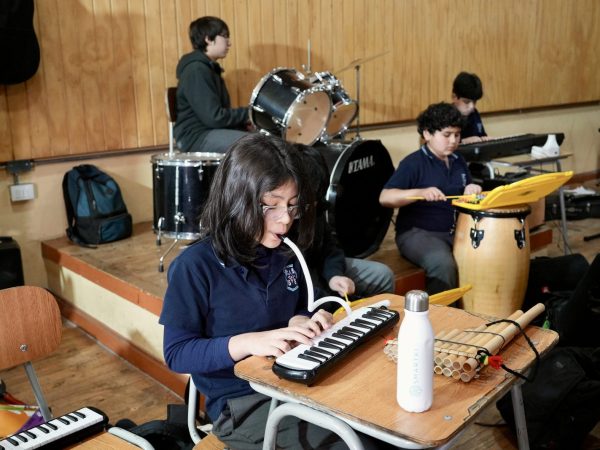 Estudiantes en una actividad de música o expresión artística