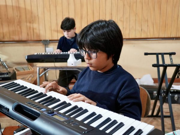 Estudiantes en una actividad de música o expresión artística