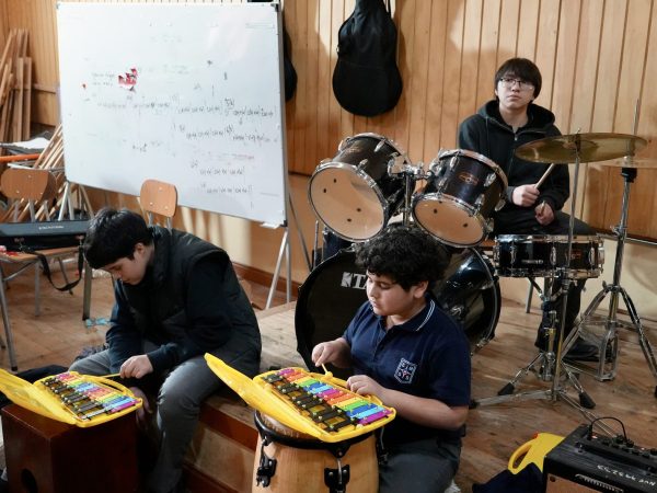 Estudiantes en una actividad de música o expresión artística