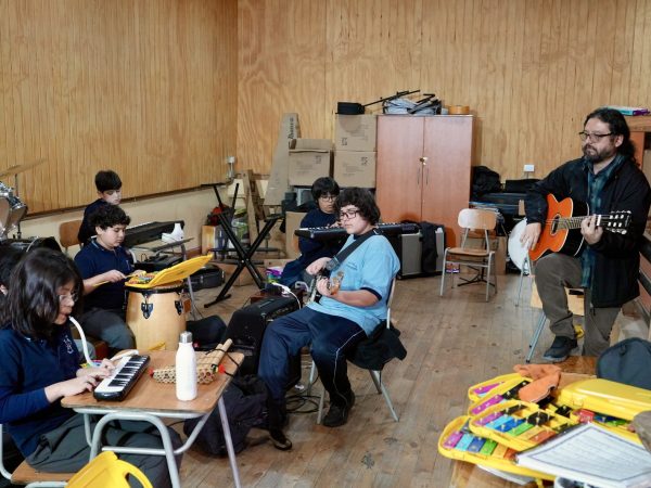 Estudiantes en una actividad de música o expresión artística
