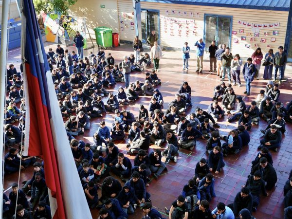 Estudiantes de la escuela reunidos durante una actividad de la comunidad