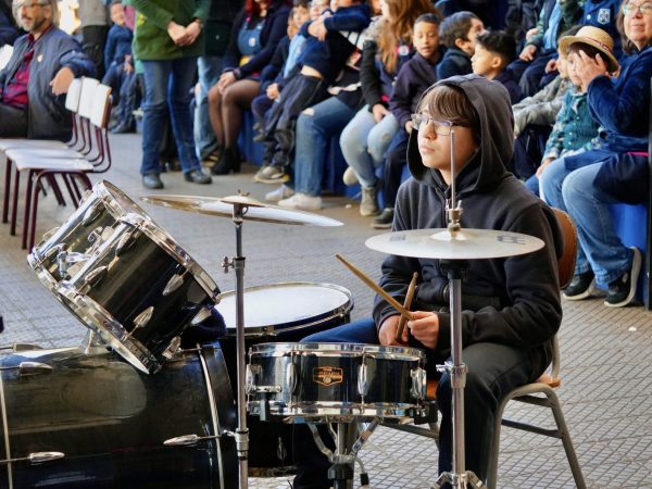 Estudiantes en una actividad de música o expresión artística