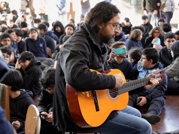 Estudiantes en una actividad de música o expresión artística