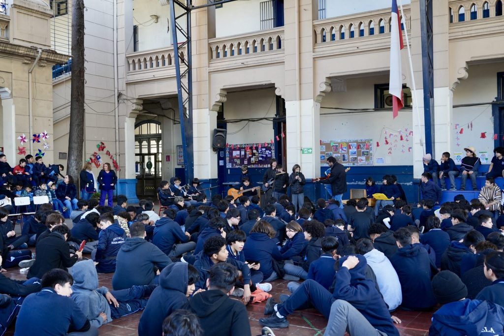 La comunidad escolar reunida en el patio durante un acto