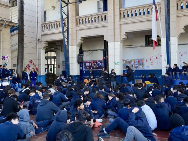 La comunidad escolar reunida en el patio durante un acto