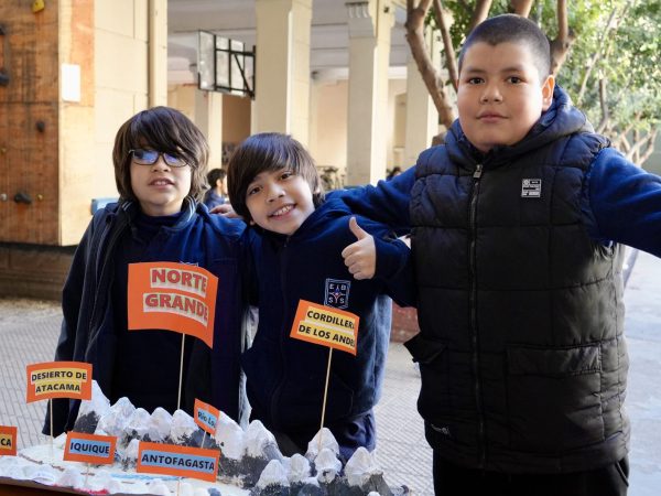 Estudiantes trabajando en un proyecto de ciencias