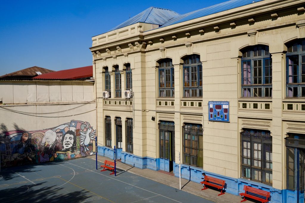 Fachada del edificio patrimonial de la escuela, una de las «escuelas palacio» de Santiago