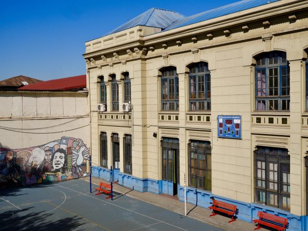 Fachada del edificio patrimonial de la escuela, una de las «escuelas palacio» de Santiago