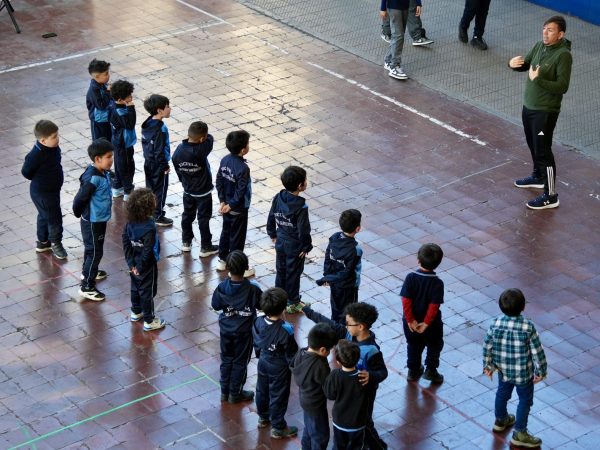 Estudiantes de la escuela reunidos durante una actividad de la comunidad