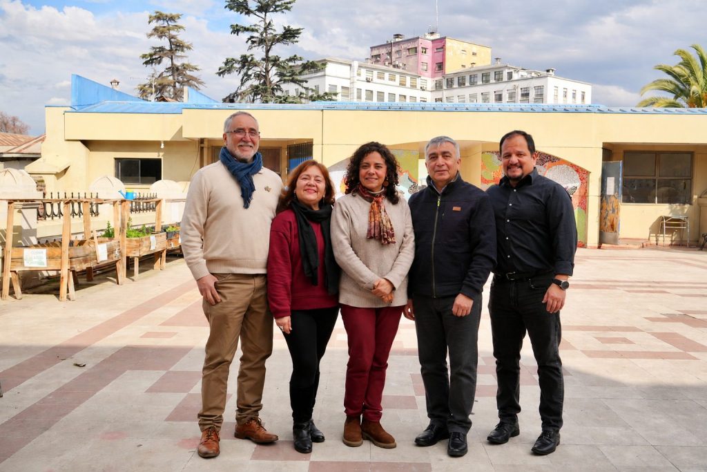 El equipo directivo de la Escuela Salvador Sanfuentes en el patio del establecimiento