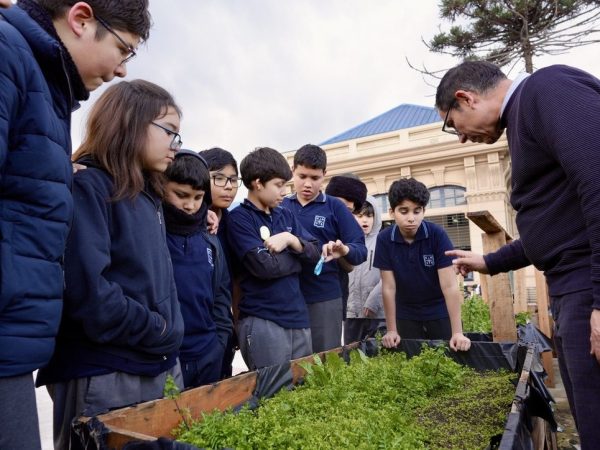 Estudiantes trabajando en un proyecto de ciencias